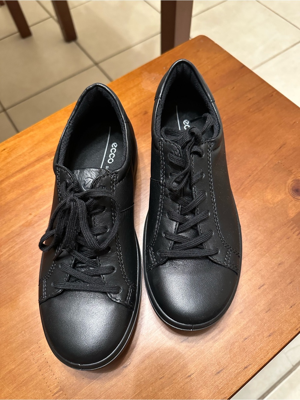 Ecco Women's Black Leather Low-Top Lace Sneakers